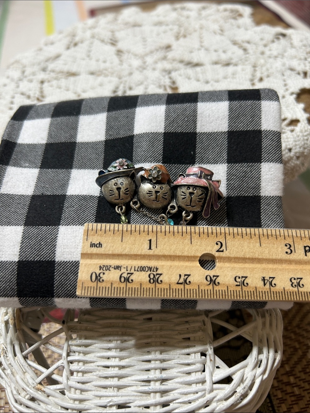 Vintage AJMC Three Felines Sitting Side By Side Brooch Adorned With Crystals - Picture 5 of 8